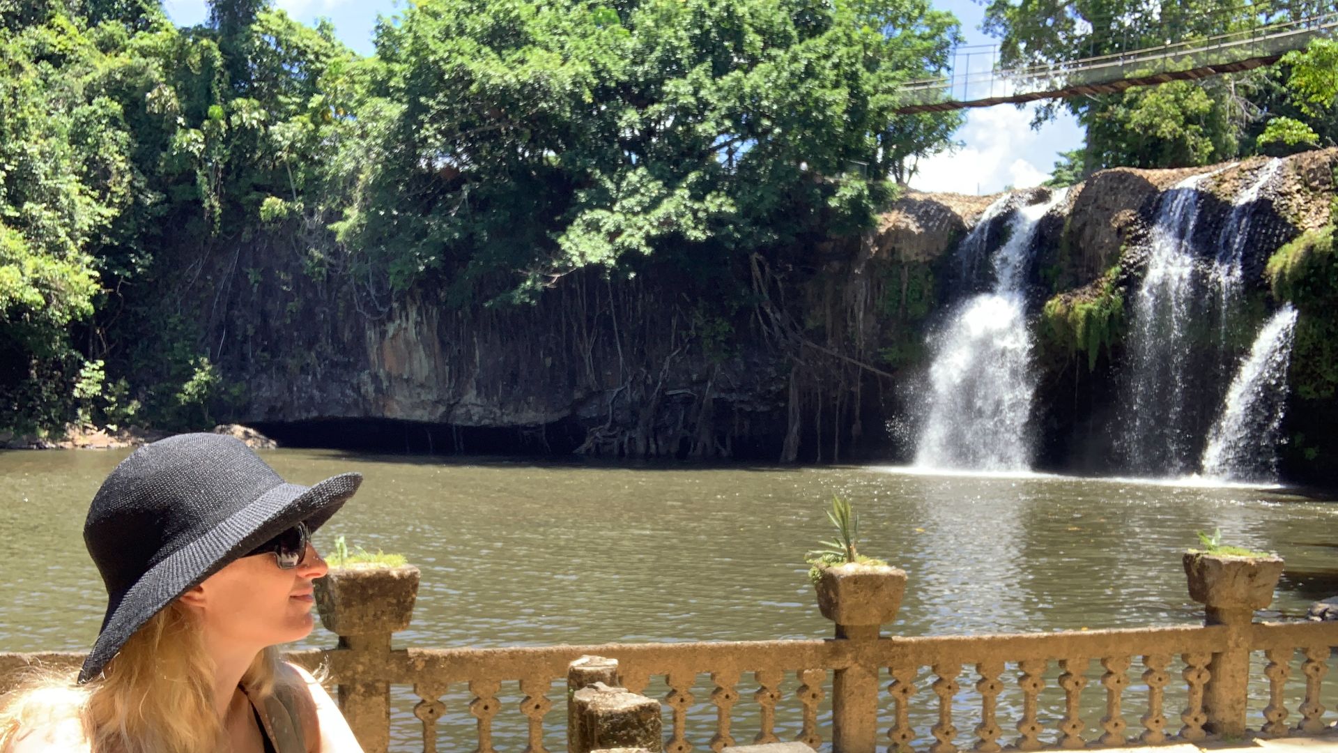 Водопад Мена-Крик с подвесным мостом рядом с испанским замком Паронелла на севере Австралии