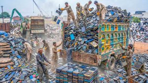 Старые мобильные телефоны превратились в слитки из чистого золота 999-й пробы! Вы не поверите.