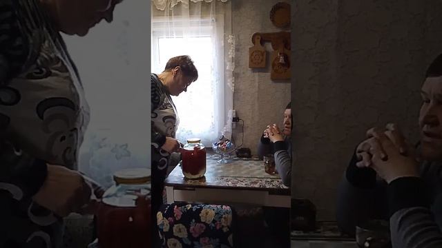 Достали картошку на посадку.