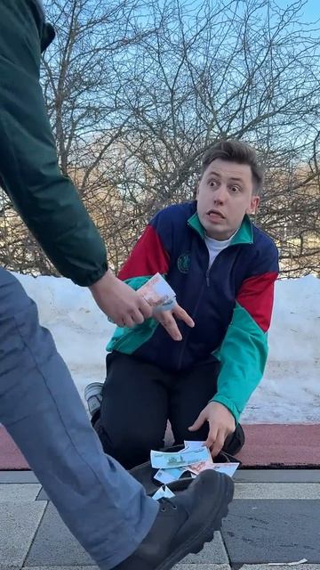 Упала кепка и все начали мне донатить! С каждой пачкой купюры деградировал всё сильнее и сильнее