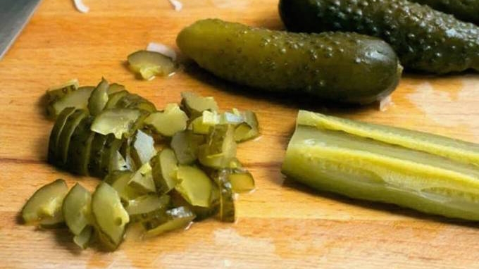 Как вкусно нарезать солёные огурцы?