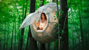 72 часа в одиночку на выживание — девушка строит прозрачное укрытие в дикой природе.