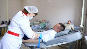 Помогая другим. Волонтёры Уральской Стали сдали кровь ко Дню донора.