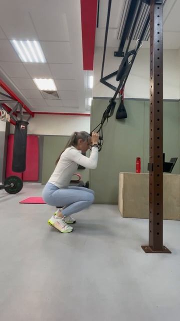 сисси присед с подвесной системой