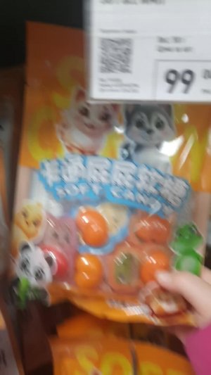 прогулка по магазинам плюс покупаем разные необычные вкусняшки и то что нам нравится основная цель