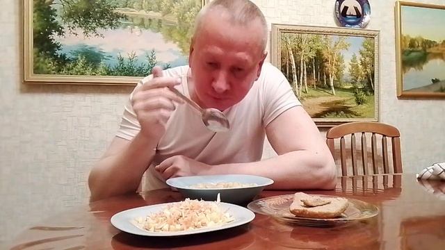 Дворник вокруг школы работает хорошо. Молодец.