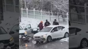 Водитель в Нижнем Новгороде сбил курьера и устроил драку

По информации очевидцев, автомобиль выехал