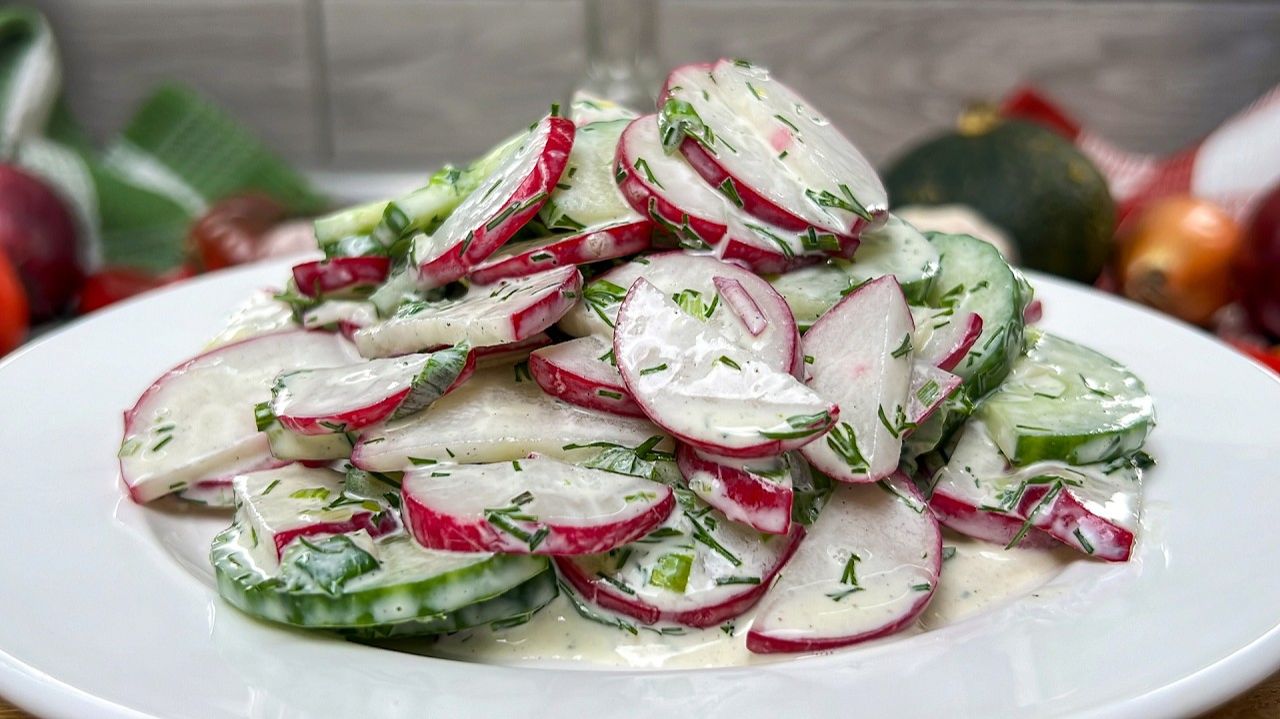 Весенний салат из редиски и огурцов! Готовим постоянно 😍