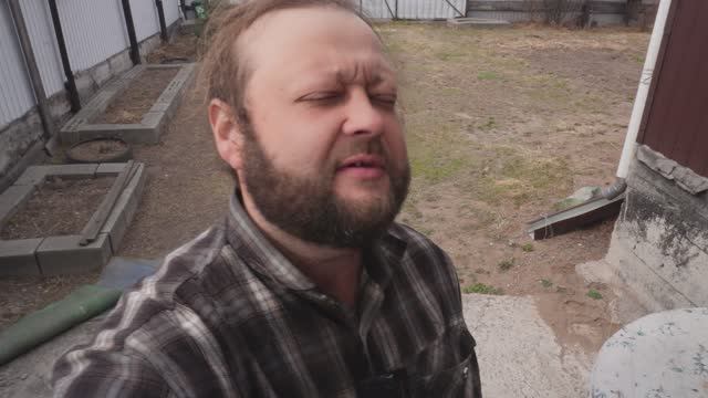 Каждый день родители ездят вдвоём в город Я остаюсь за главного Утро в Сибири кормлю животных