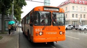 Троллейбус Екатеринбурга ЗиУ-682ГН «Учебный» борт. №962 на остановке «Федерация профсоюзов»
