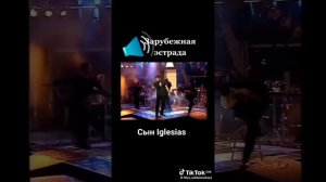 красиво поет