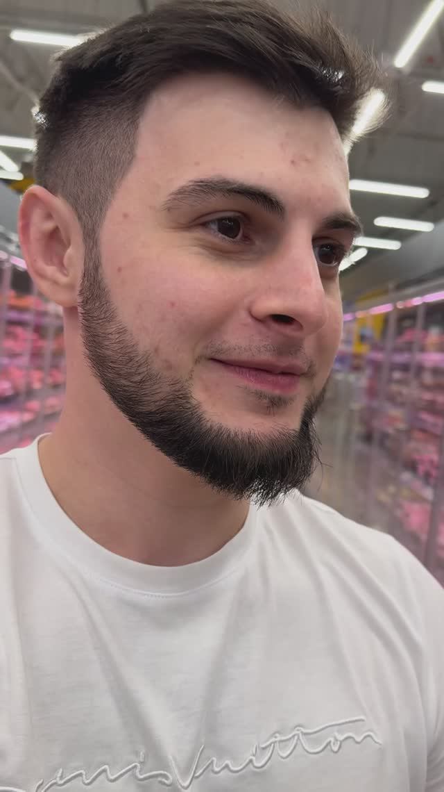 Любит колбаски