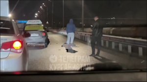 Водитель такси насмерть сбил 36-летнего мужчину в Кургане.21.04.2026