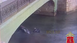 Момент падения автомобиля с людьми в Обводной канал в Петербурге:

«Инцидент произошел рано утром.