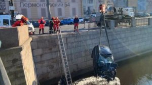 Автомобиль пробил ограждение и рухнул в Обводный канал в Санкт-Петербурге