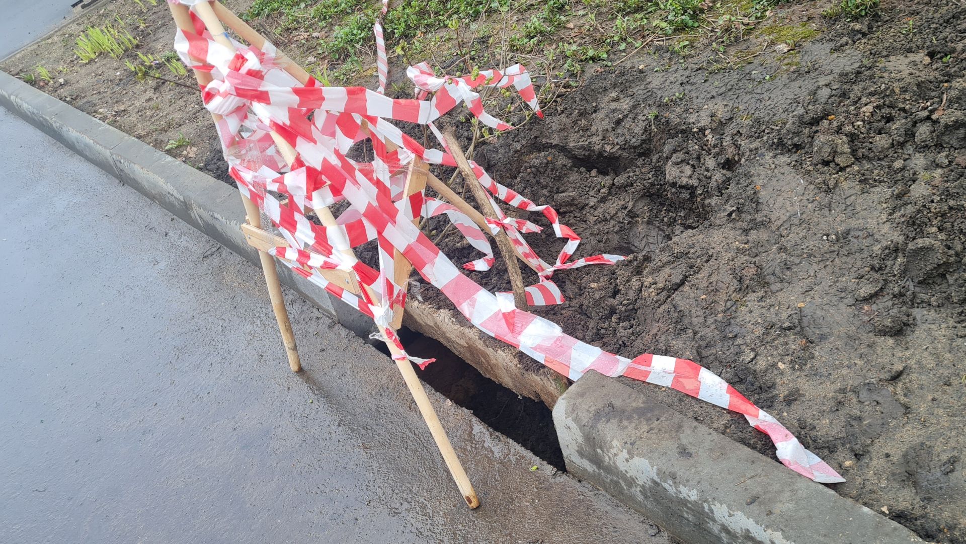 Провал грунта в апреле 2026_Первомайская 18_п. Октябрьский_г.о. Лберцы