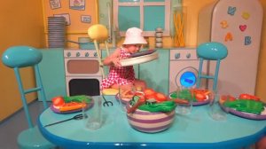 Настя играет в парке посвящённом Свинке Пеппе