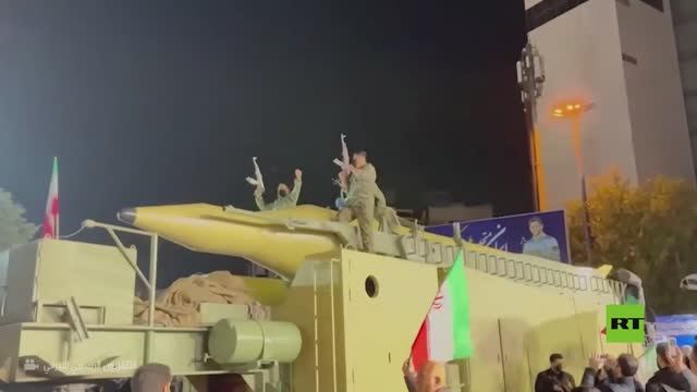 قوات إيرانية تستعرض صاروخ "خرمشهر" في طهران