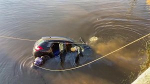 Легковушка пробила ограждение и упала в Обводный канал в Санкт-Петербурге: кадры.