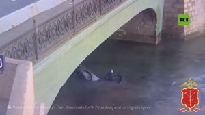 حادث مروع.. سيارة تدهس أحد المشاة وتسقط في قناة مائية بسان بطرسبورغ