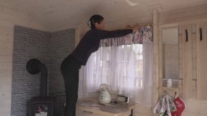 6 соток 17 апреля 2026 года. 1 часть. Докрасила фасад домика. Повесили тюль. Уютно...