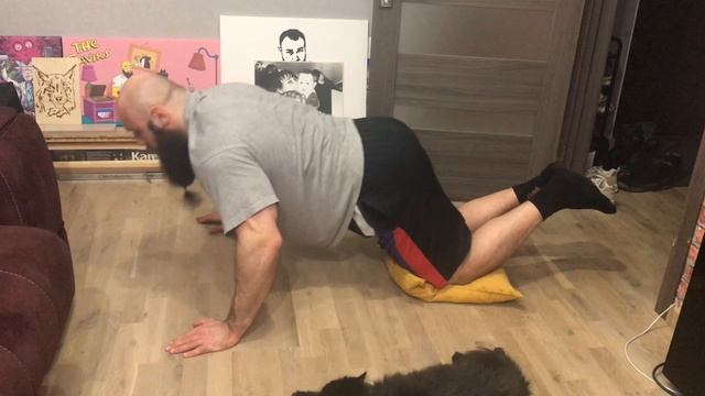 Отжимания уголком с колен