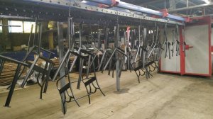 Опоры скамеек остывают после запекания - процесс производства