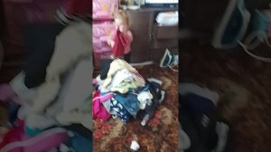 доча вещи разбирает))))