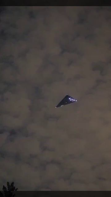 Таинственный объект в форме треугольника, похожий на космический корабль