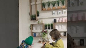 Не успели мы переступить порог офиса, а дочка побежала слушать ароматы