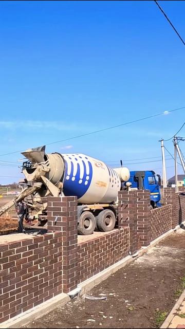 Строительство кирпичного забора на белый раствор