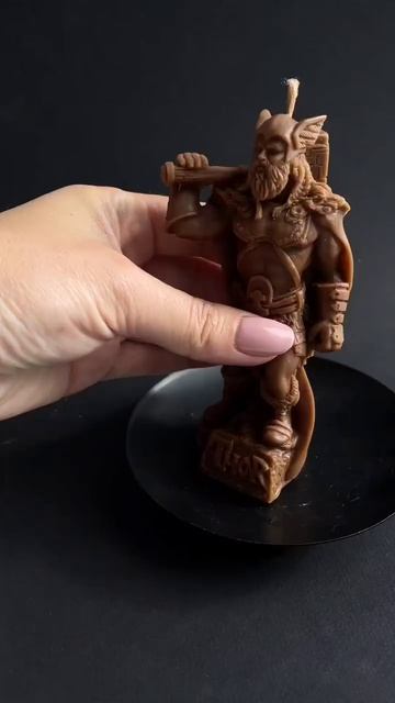 Свеча — это маленький Тор.

У скандинавов бог грома не просто метал молот. Он освещал мир вспышками,