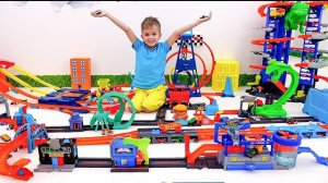 Влад и Ники играют с игрушечными машинками и устраивают испытания слаймов с новыми игровыми наборами