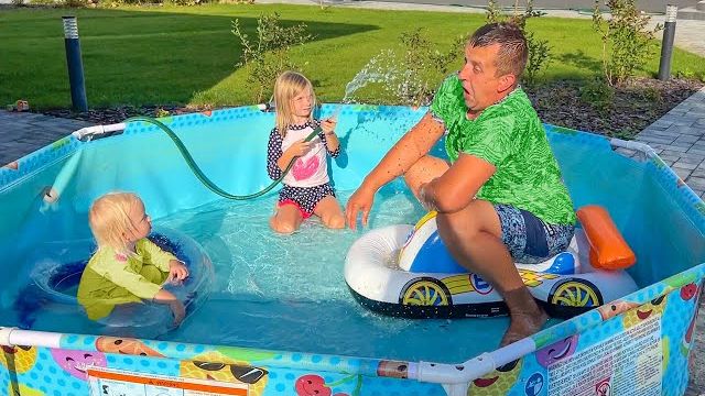 СОФУНЬЯ ШАЛУНЬЯ - СОФИЯ НЕ ХОЧЕТ УБИРАТЬ БАССЕЙН. ПЛАВАЕТ ПОСЛЕ ШКОЛЫ.