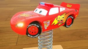 Изучаем цвета с помощью машинок Маккуин, сборки грузовика Мак и шин — мультфильм про Молнию Маккуина