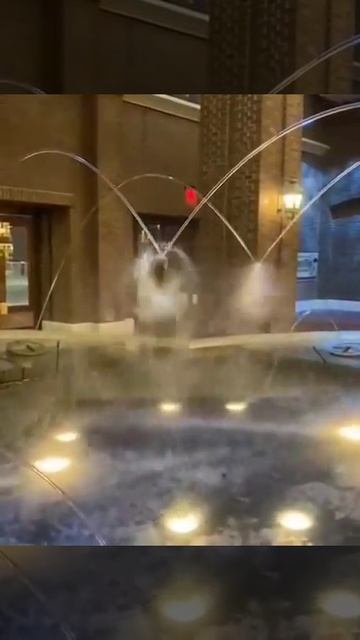 Удивительный фонтан с необычным направлением движения струй