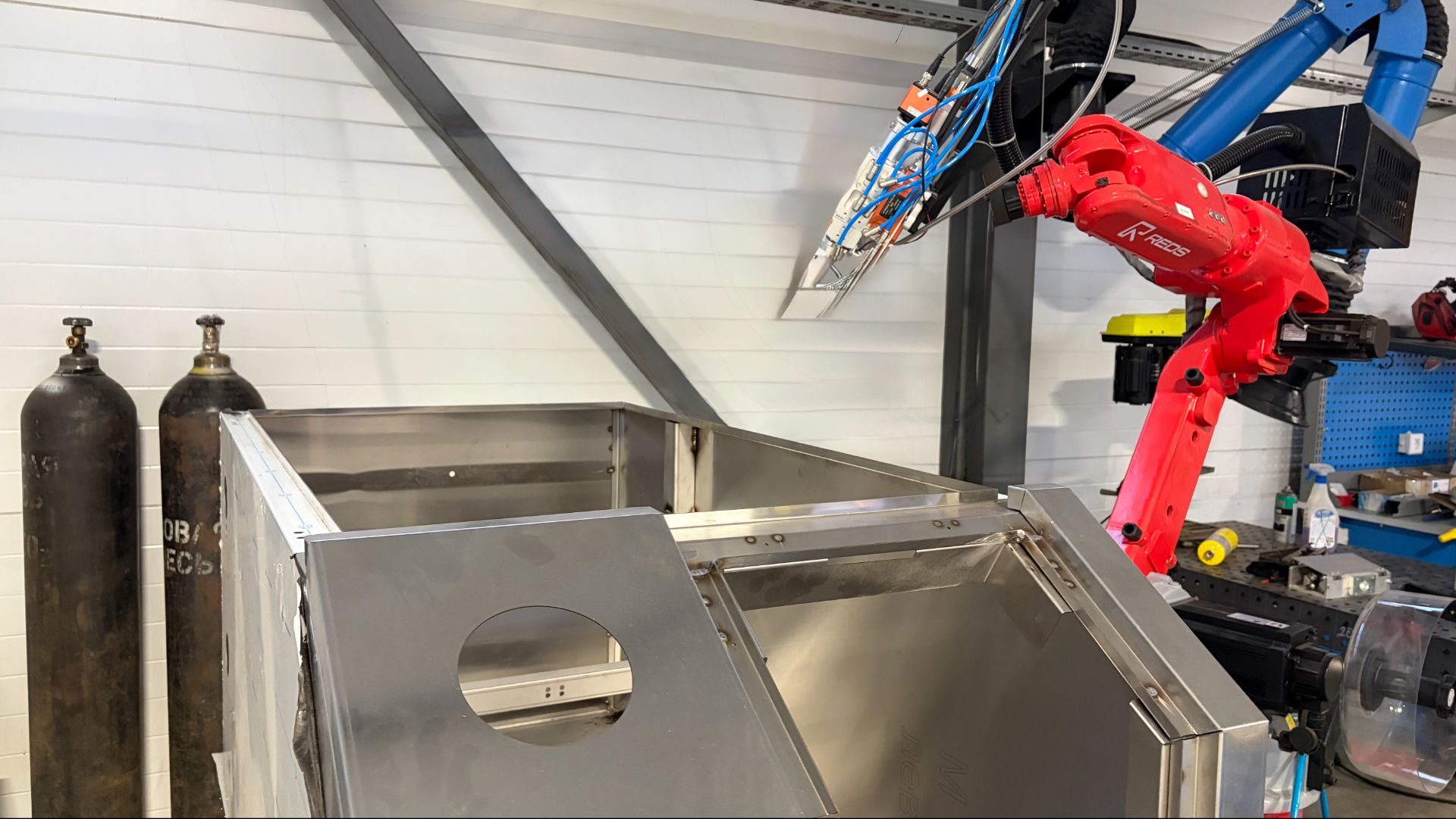 Цельно сварной корпус серии UM1