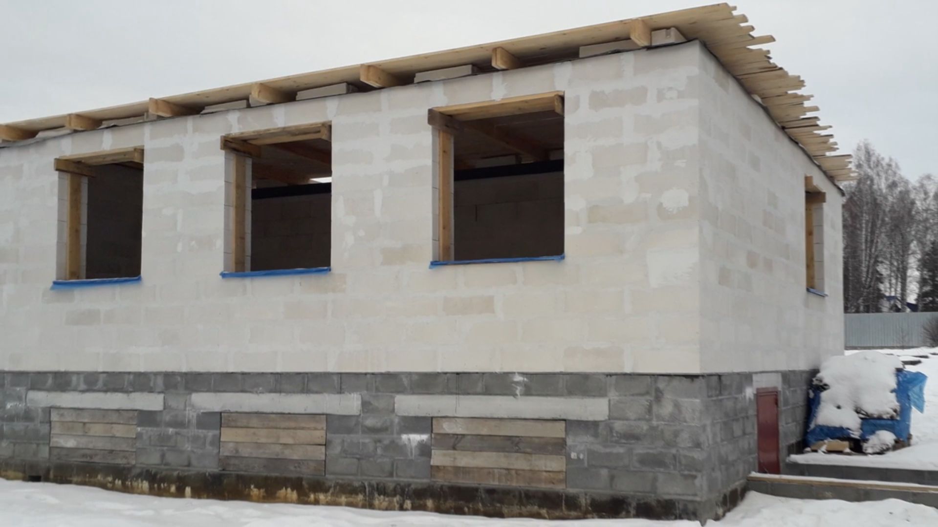 Временное перекрытие стен дома из газоблоков от осадков.