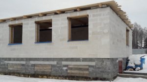 Временное перекрытие стен дома из газоблоков от осадков.