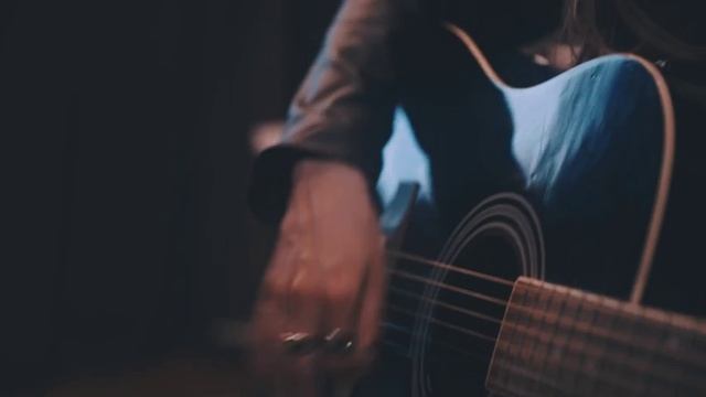 Девушка играет на гитаре и поет - БРАВО - Ветер знает