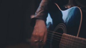 Девушка играет на гитаре и поет - БРАВО - Ветер знает