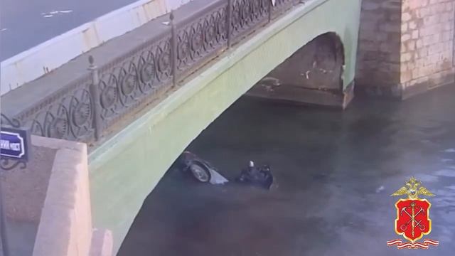 В Питере Ситроен сбил пешехода, пробил ограждение и нырнул в Обводной канал. Водитель и пешеход живы