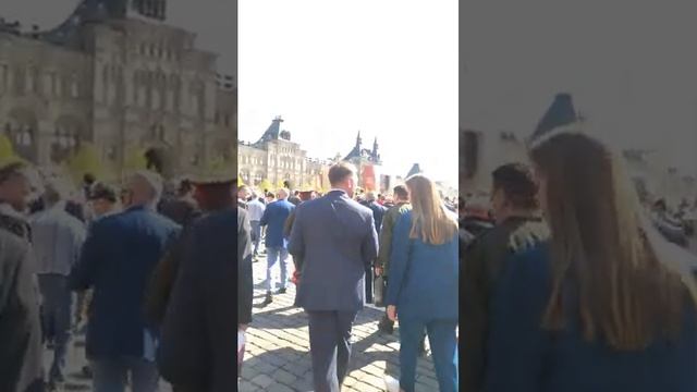 Москва День Рождения Ленин Революция 1 Недвижим в гранитном склепе Вызывает шок и трепет