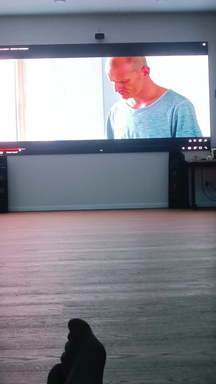 На таком экране по вечерам кинчик смотреть