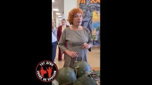 Ирина Гончарова читает стихотворение «Две каски» – боль, порох, надежда