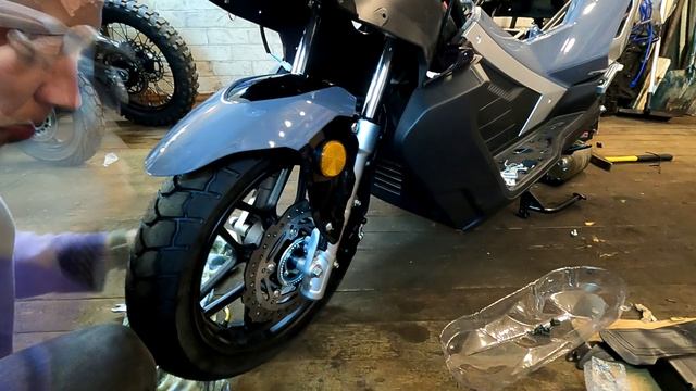 Сборка скутера SPRMOTORS Travel Max EFI смотреть онлайн