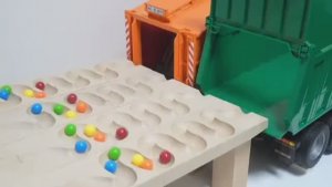 Мультик про шарики. Шарики катятся в машину. Увлекательное видео для детей и малышей.