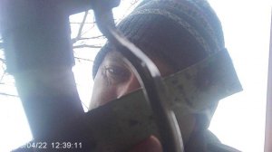 Поливная система: срезаю с подающего патрубка кусочек старого шланга