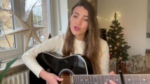 Шикарная девушка играет под гитару и отлично поёт дворовые песни