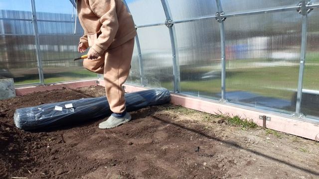 Моя Жизнь в Деревне, обустраиваю теплицу, пришлось поднять одной